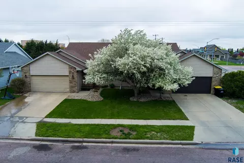 1501 S Campbell Trl, Sioux Falls, SD 57106