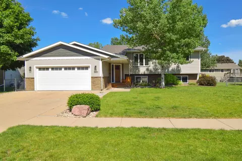 2220 S Cambridge Ave, Sioux Falls, SD 57106