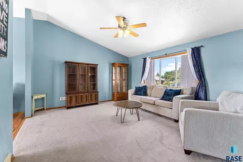 101 W Beechnut St, Brandon, SD 57005 photo 2