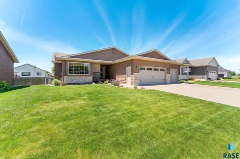 2205 S Hofstad Ave, Sioux Falls, SD 57106