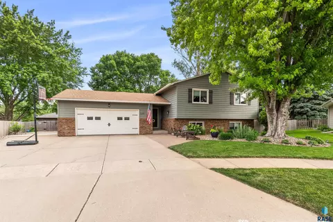 1201 S Dunham Cir, Sioux Falls, SD 57106