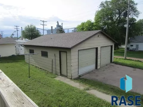 207 E 4th St, Dell Rapids, SD 57022 photo 3