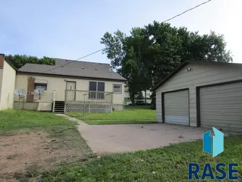 207 E 4th St, Dell Rapids, SD 57022 photo 9