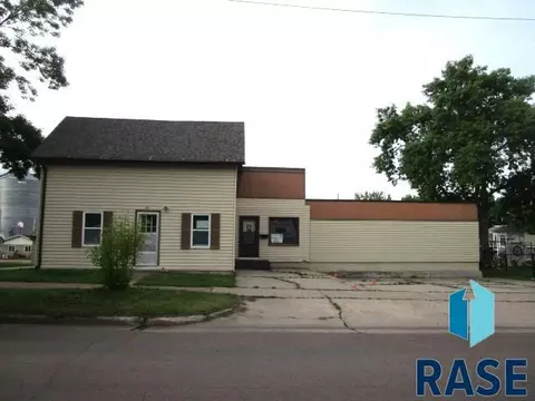 207 E 4th St, Dell Rapids, SD 57022 photo 1