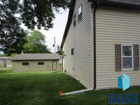 207 E 4th St, Dell Rapids, SD 57022 photo 2
