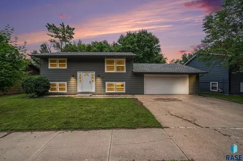 3808 S Palisade Ln, Sioux Falls, SD 57106