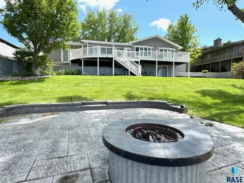 61 S Harmon Dr, Mitchell, SD 57301 photo 1