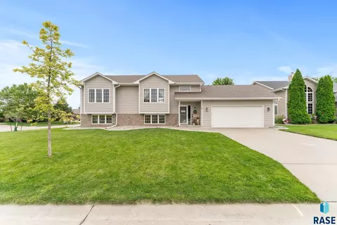 585 Fox Cir, Dakota Dunes, SD 57049