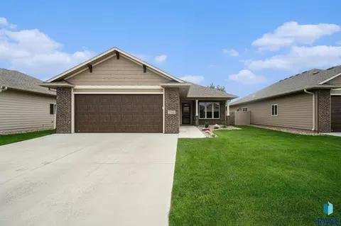 1512 S Wheatland Ave, Sioux Falls, SD 57106