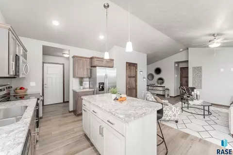 5421 E Brennan Dr, Sioux Falls, SD 57110 photo 5