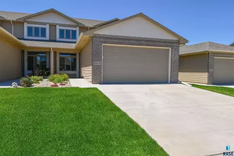2613 S Kinderhook Ave, Sioux Falls, SD 57106