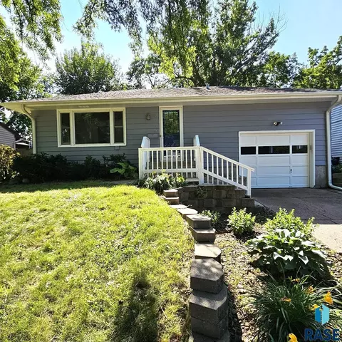 2009 S Van Eps Ave, Sioux Falls, SD 57105