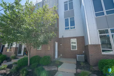 215 E 13th St, Sioux Falls, SD 57104 photo 1