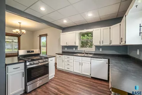 420 SE 4th St, Madison, SD 57042 photo 17
