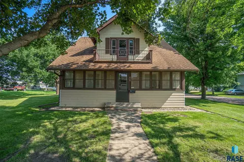 420 SE 4th St, Madison, SD 57042 photo 1