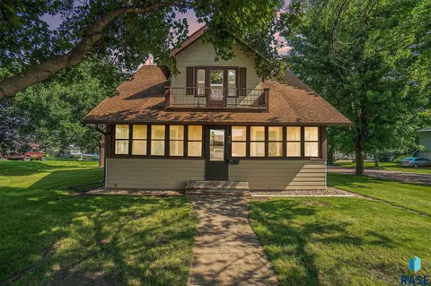 420 SE 4th St, Madison, SD 57042 photo 2
