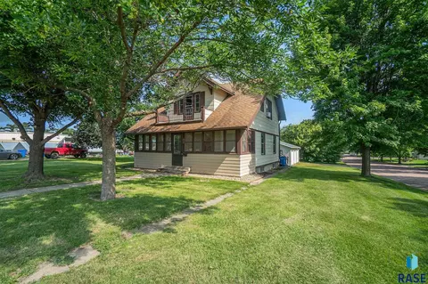 420 SE 4th St, Madison, SD 57042 photo 3