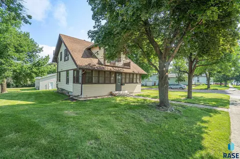 420 SE 4th St, Madison, SD 57042 photo 4
