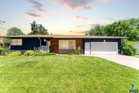 5202 W 37th St, Sioux Falls, SD 57106