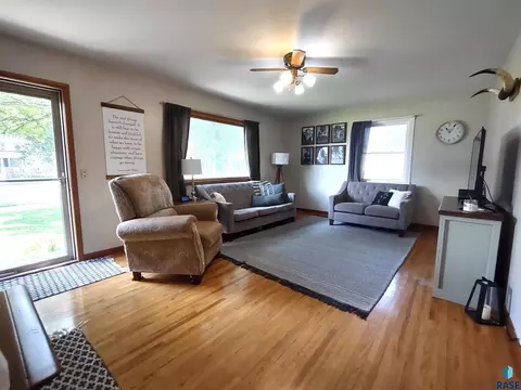 517 E 3rd St, Miller, SD 57362 photo 4