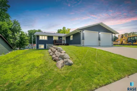 105 E 6th St, Dell Rapids, SD 57022 photo 1