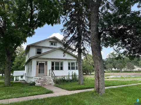 108 NW 4th St, Madison, SD 57042 photo 1