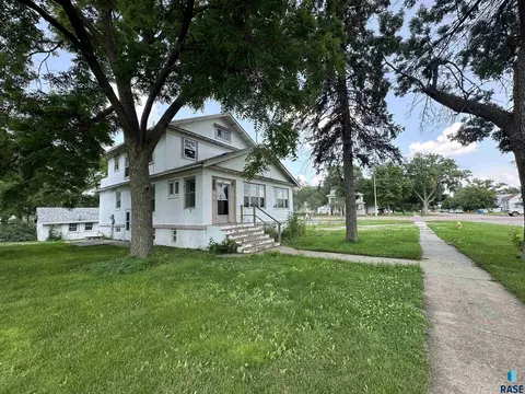 108 NW 4th St, Madison, SD 57042 photo 3