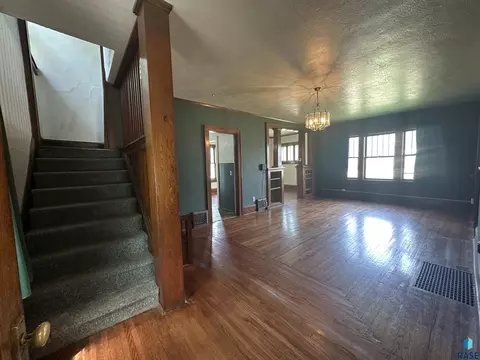 108 NW 4th St, Madison, SD 57042 photo 9