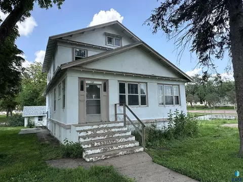 108 NW 4th St, Madison, SD 57042 photo 2