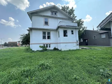 108 NW 4th St, Madison, SD 57042 photo 4