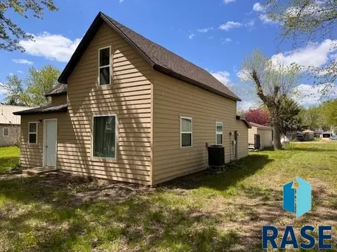207 N State St, Viborg, SD 57070 photo 1