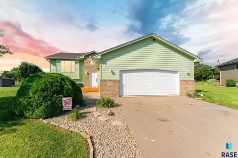5805 S Drexel Dr, Sioux Falls, SD 57106