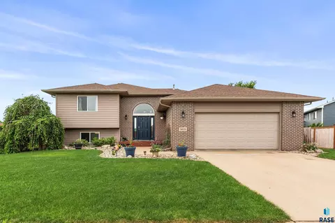 5605 Mandy Ct, Sioux Falls, SD 57106 photo 1