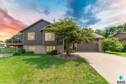 6705 W Westminster Dr, Sioux Falls, SD 57106