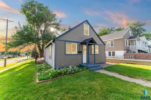 413 S Wayland Ave, Sioux Falls, SD 57103