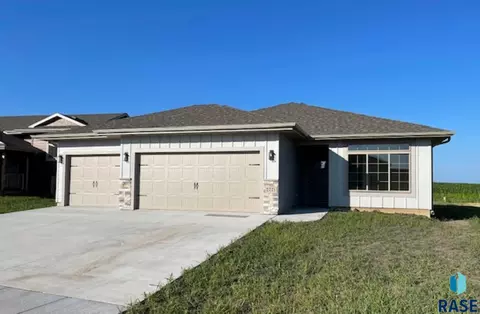 2721 S Lana Dr, Sioux Falls, SD 57106