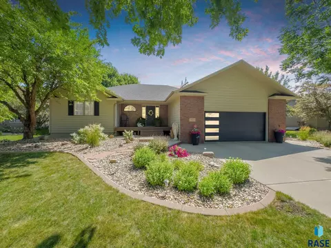 2308 S Eisenhower Cir, Sioux Falls, SD 57106