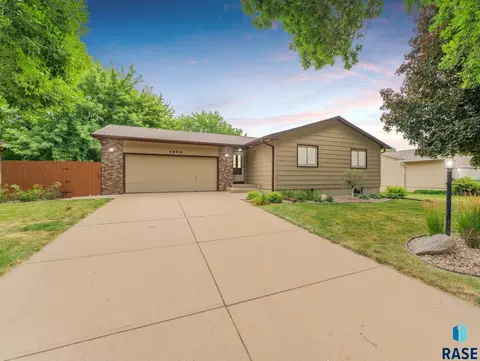 1808 S Devon Dr, Sioux Falls, SD 57106