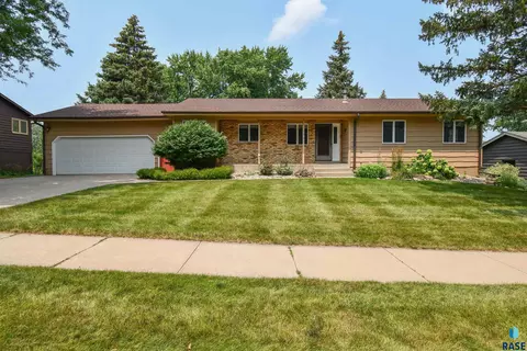 5904 W Chadwick Pl, Sioux Falls, SD 57106
