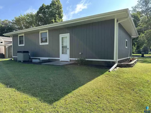 629 S Dewald St, Freeman, SD 57029 photo 5