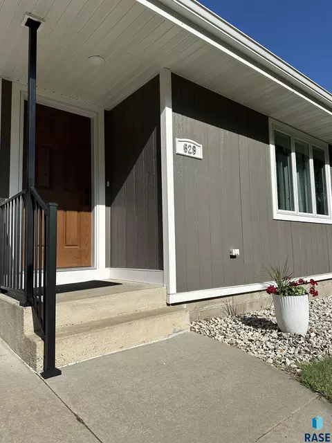 629 S Dewald St, Freeman, SD 57029 photo 4