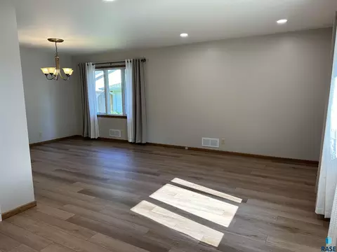 629 S Dewald St, Freeman, SD 57029 photo 9