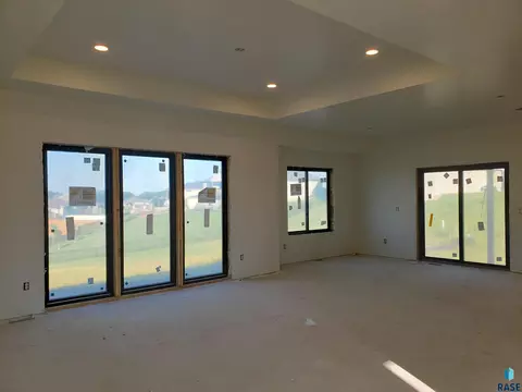 8301 E Sheridan Cir, Sioux Falls, SD 57110 photo 2