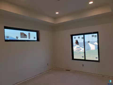 8301 E Sheridan Cir, Sioux Falls, SD 57110 photo 4