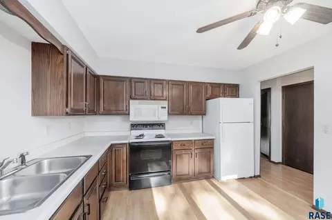1911 S Stephen Ave, Sioux Falls, SD 57103 photo 3