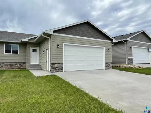 7307 E 45th St, Sioux Falls, SD 57110 photo 1