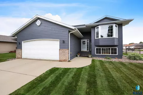 7425 W 51st St, Sioux Falls, SD 57106