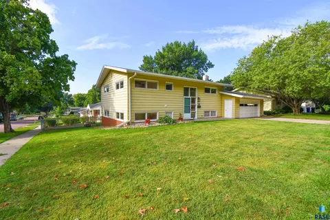 709 E 38th St, Sioux Falls, SD 57105