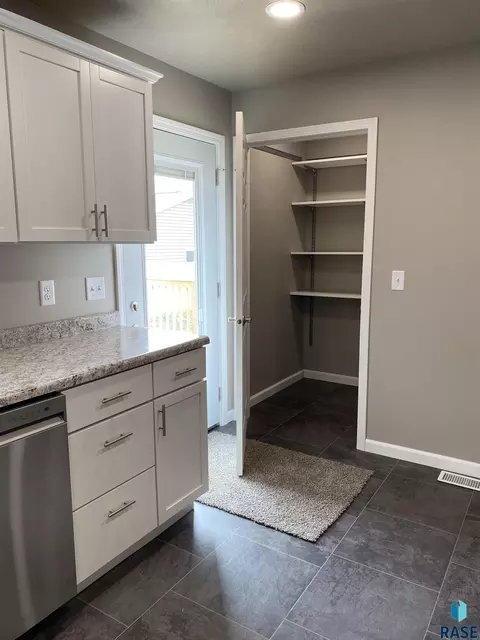 805 S Edward Cir, Sioux Falls, SD 57103 photo 5