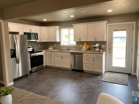 805 S Edward Cir, Sioux Falls, SD 57103 photo 4